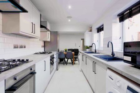 2 Beds 5 Baths - Photo 3