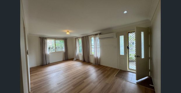 Three-bedroom unit in the heart of Lennox - Photo 1