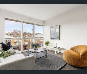 Light-Filled Elegance in a Prime Toorak Address - Photo 4
