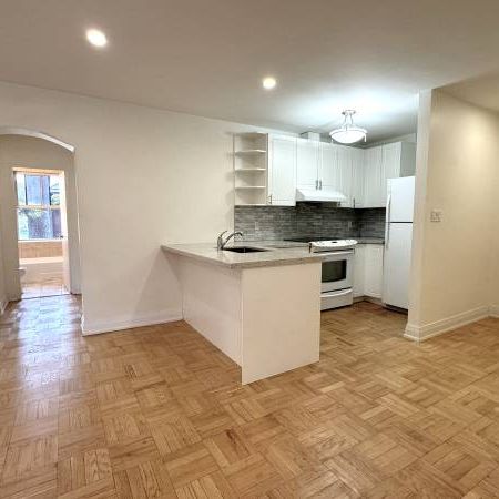 2696 LAKE SHORE BLVD. W. 4 - SPACIOUS 2BR/1BATH, LAUNDRY, STEPS TO TTC - Photo 3