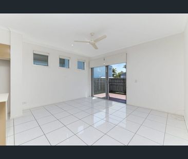 3-Bed, 2-Bath Townhouse with Private Courtyard - Photo 4