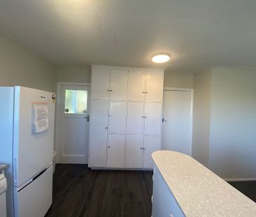 Large three bedroom with wifi and fully furnished - Photo 2