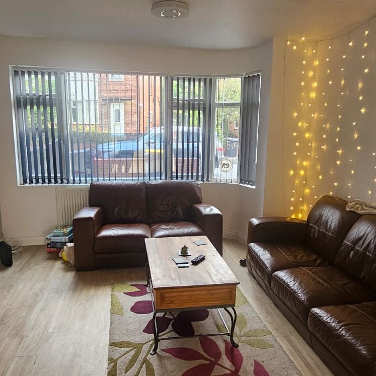 10 Bed - 17 Ash crescent, Headingley, Leeds - LS6 3LE - Student - Photo 1