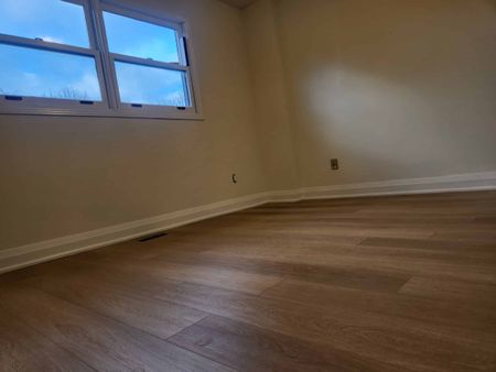 Four bedroom detached Whitby ( No basement) - Photo 4