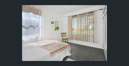 3 BEDROOM HOME WITH REAR ACCESS - Photo 4