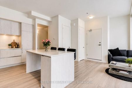 11 David Eyer Road town house — Richmond Hill, ON (2-Bedroom) - 2 Bedroom - Photo 4