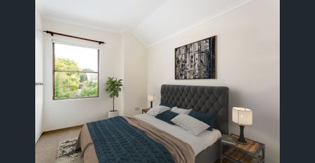 Beautifully Renovated Three Bedroom Townhouse - Photo 3