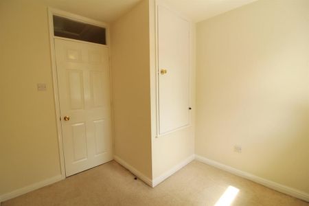 4 bedroom link detached house to rent - Photo 3