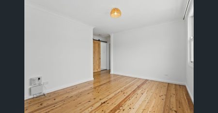 Stylishly renovated coastal retreat - Photo 2