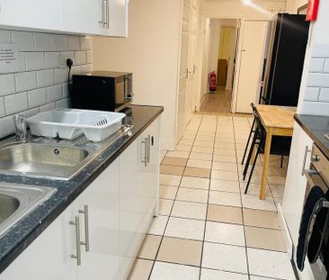 1 bedroom in a house share to rent - Photo 2