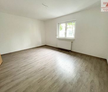 Großzügige Traumwohnung mit Garage, Terrasse & Kamin auf dem Zeller Berg - Foto 1