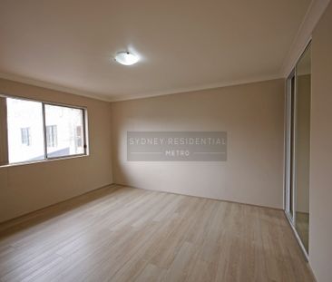 Large 1 Bedroom Unit with floorboard - Photo 1