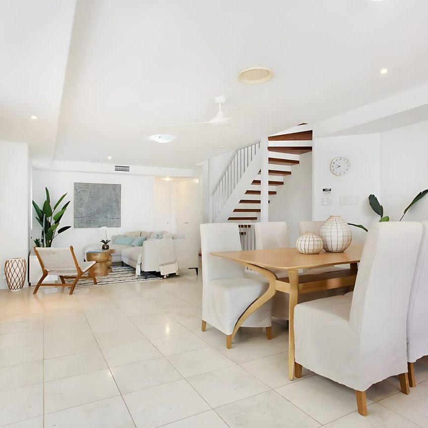 Beachside Villa with Ocean Views - Photo 1