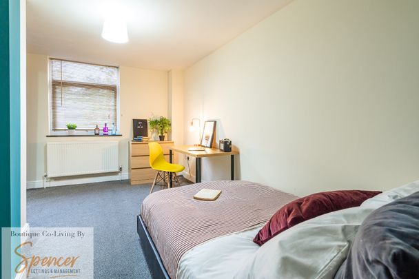 6 bed shared house: all with ensuite bathrooms: quiet location: near shops - Photo 1