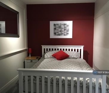 1 bedroom in a flat share to rent - Photo 3