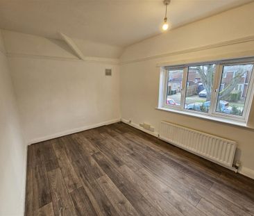 3 bed House - Mid Terrace To Let - Photo 3