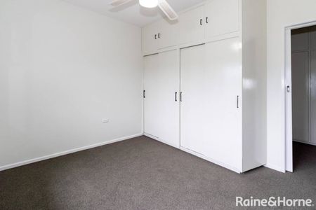 SPACIOUS FAMILY HOME - Photo 3