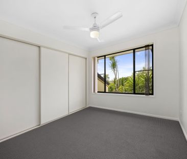 Ideal Family Home with a Spectacular Backyard! - Photo 5