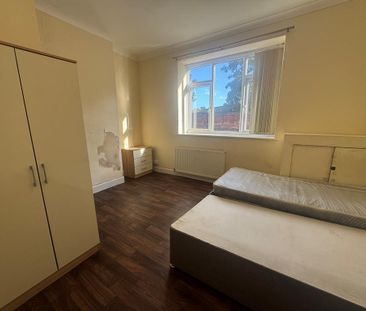 6 bedroom semi-detached house to rent - Photo 3