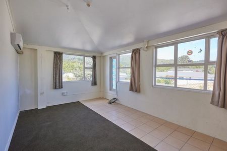 Spacious 6BR Family Haven - Wainuiomata - Photo 4