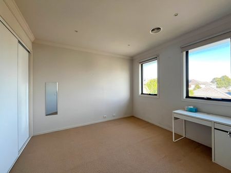 Lovely Townhouse in Good Location - partially furnished - Photo 2