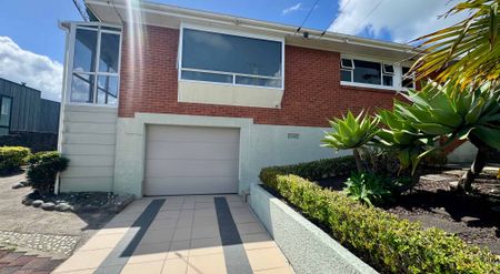 Three-Bedroom Home, Minutes from the Beach! - Photo 4