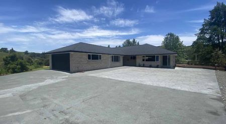 SPACIOUS 300m? BRICK & TILE HOME - RURAL LIVING JUST MINUTES FROM OREWA - Photo 5