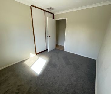 Spacious family living with poolside paradise! - Photo 2