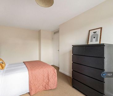 1 bedroom in a flat share to rent - Photo 2