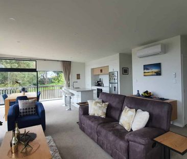 Modern and serene three-bedroom home with stunning views - Photo 3