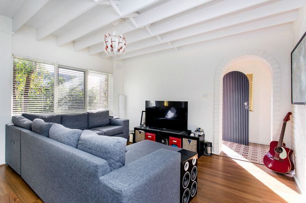 City Fringe 2 bedroom townhouse in well maintained garden setting - Photo 1