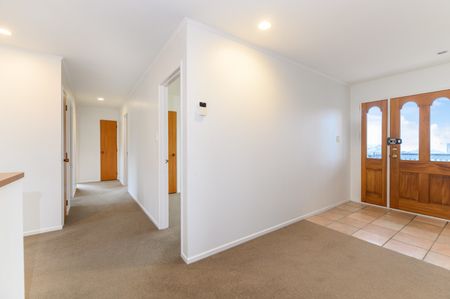 Large family home including huge rumpus room downstairs with bathroom and access - Photo 2