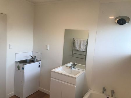 Bright Upstairs Two-Bedroom Unit – Handy Location - Photo 5