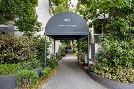 Leafy Ground-Floor Sanctuary in Exclusive 'Toorak Mews' with Private Courtyard - Photo 5