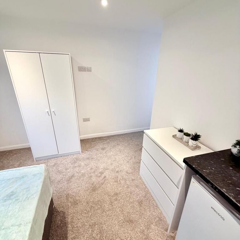 5 bedroom house of multiple occupation to rent - Photo 1