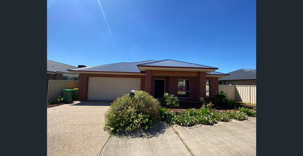 Huge Rooms - Plenty of Space Throughout - 6kw Solar - Photo 1