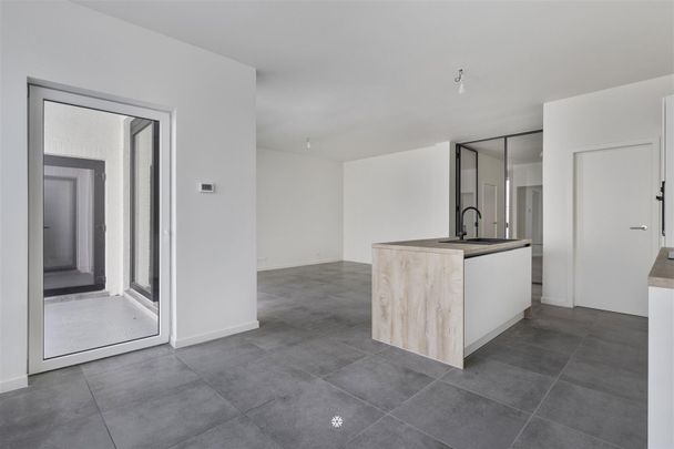 Gerenoveerd gelijkvloers appartement met één slaapkamer te huur - Photo 1