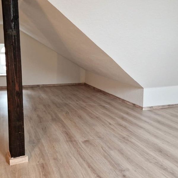 Schöne 1-Raum-Maisonette-Wohnung mit Einbauküche und neuen Böden - Photo 1