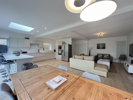 5 Bedroom House - Photo 1