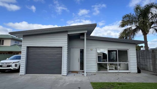 MODERN EASY LIVING IN KENSINGTON - Photo 1