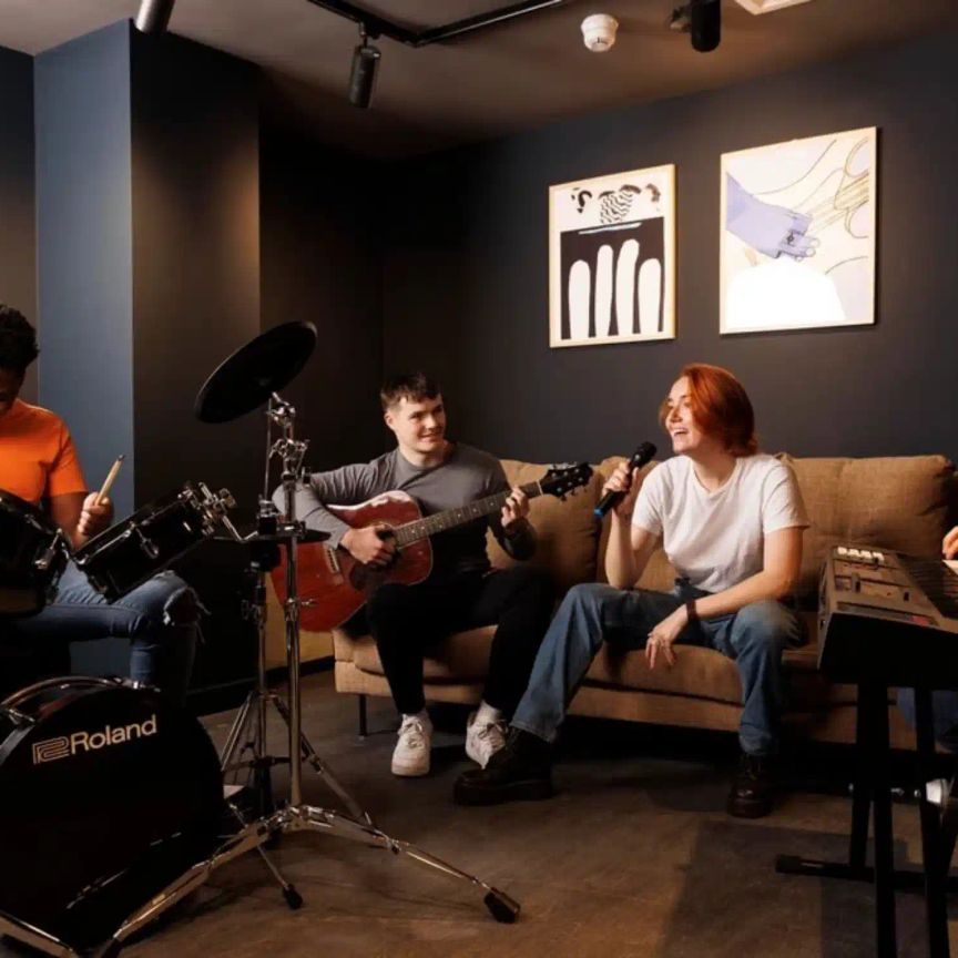 Extra Large Standard Double Ensuite - Photo 1