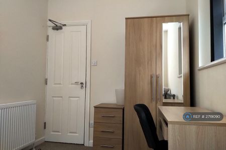 1 bedroom in a house share to rent - Photo 4