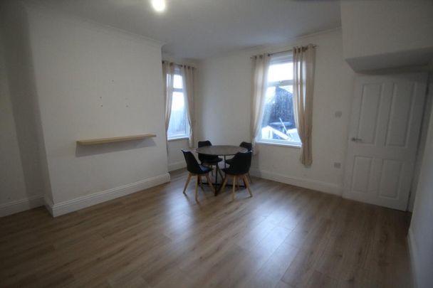 3 bedroom end of terrace house to rent - Photo 1