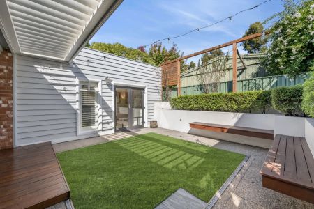 Character, Comfort & Convenience – Renovated Cottage with Studio Retreat - Photo 3