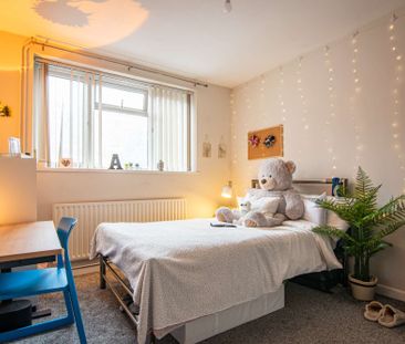 Modern and spacious five bedroom house on Coburn Street - Photo 4