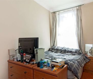 This three bedroom flat on Tooting Bec Road would be ideal for prof... - Photo 2