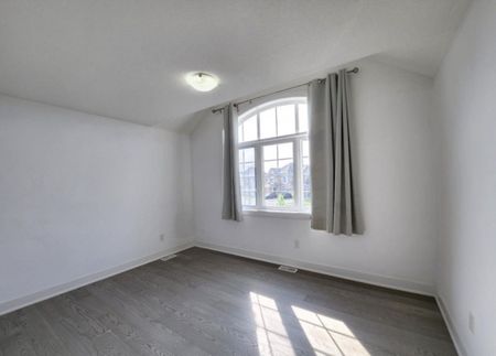 For Lease - 9 Acacia Court, East Gwillimbury, Ontario - Photo 4