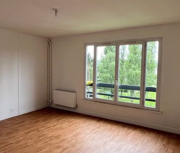 En copropriété, au 2ème d'une résidence avec ascenseur, nous vous proposons en location un appartement de type 4 comprenant un séjour avec une cuisine semi-ouverte, 3 chambres fermées, une salle de bain avec baignoire et un wc séparé. - Photo 6