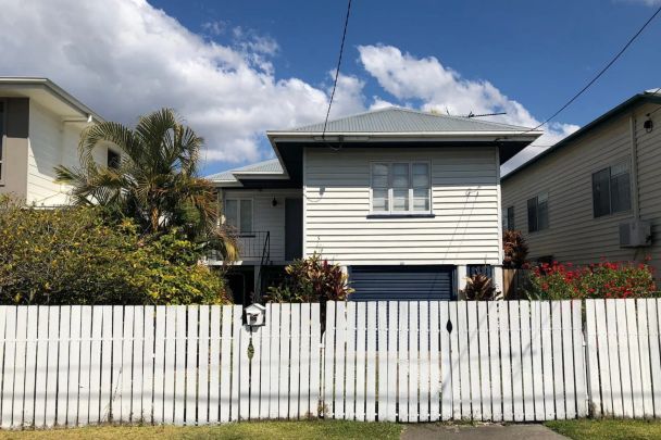 100 Dunellan Street, Greenslopes. - Photo 1