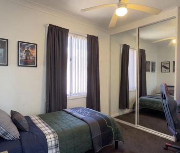 CHARMING & COMFORTABLE FAMILY HOME! - Photo 2